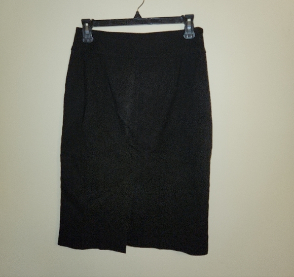 RAFFINALLA Elegant Black Textured Pencil Skirt - Picture 2 of 10
